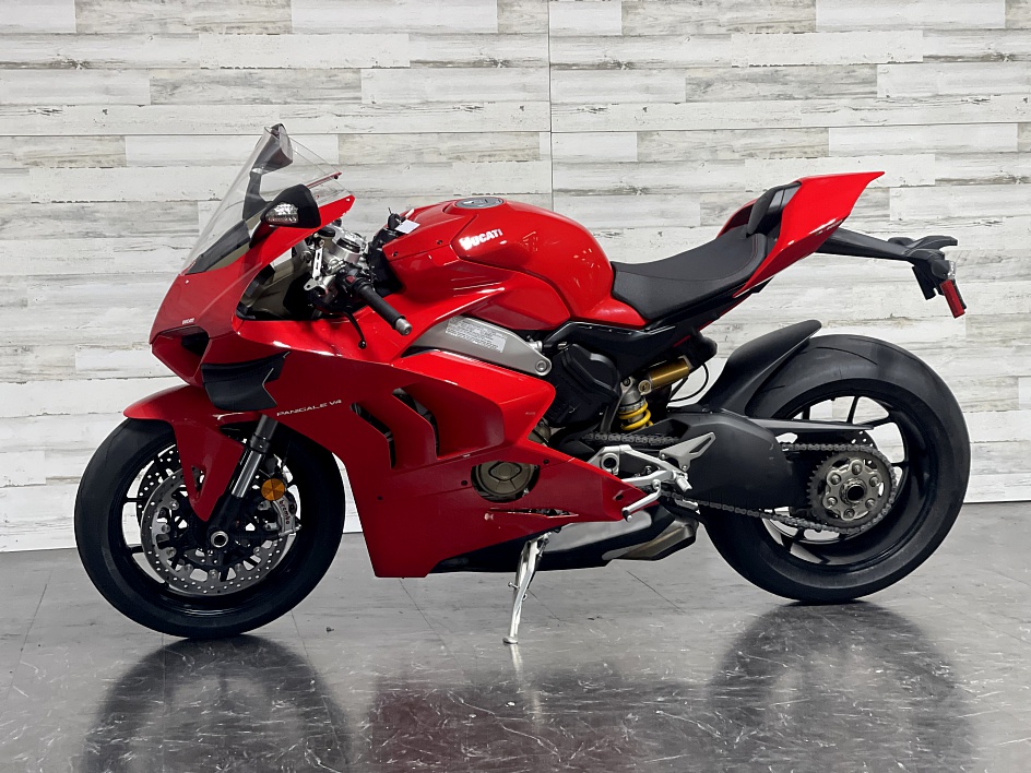 2018 Ducati panigale V4 (+971561943867)