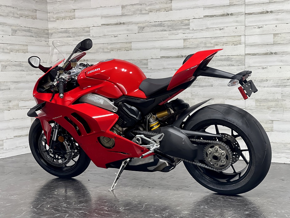 2018 Ducati panigale V4 (+971561943867)