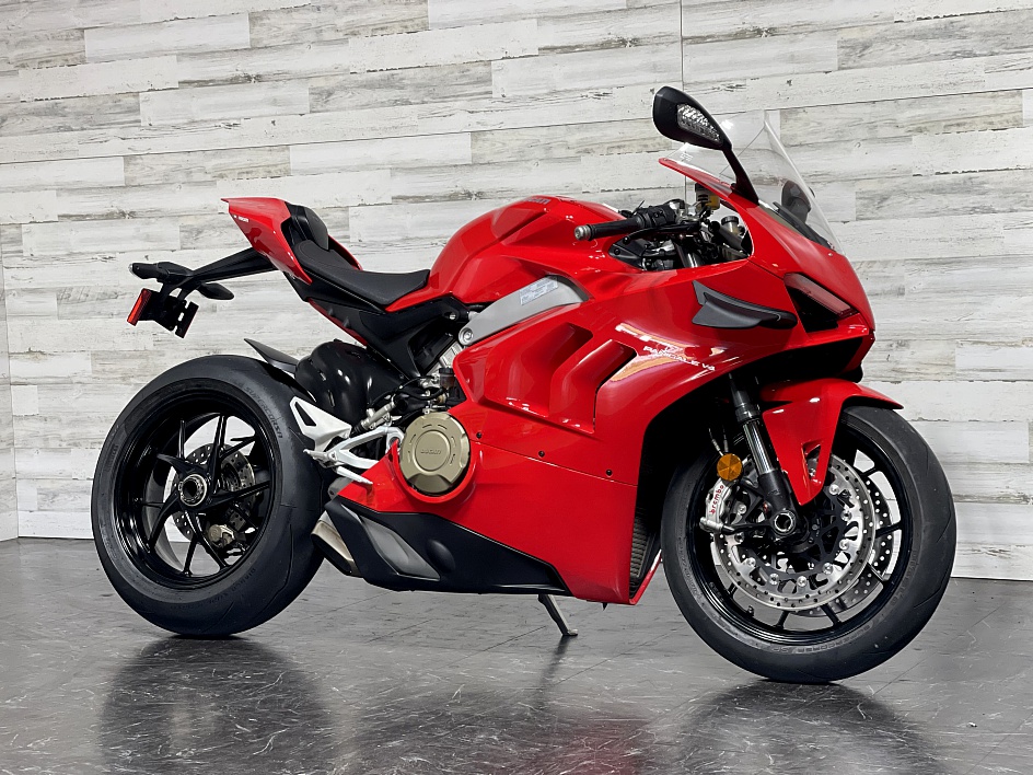 2018 Ducati panigale V4 (+971561943867)