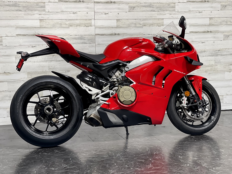 2018 Ducati panigale V4 (+971561943867)