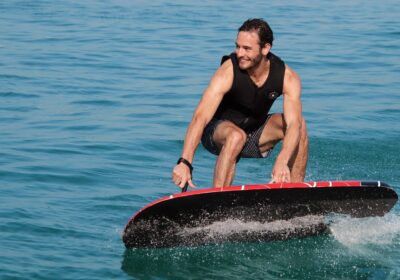 Glide Above Dubai’s Waters with Our Efoil Surfboard Rentals! Dubai-E-Surf-Adventure